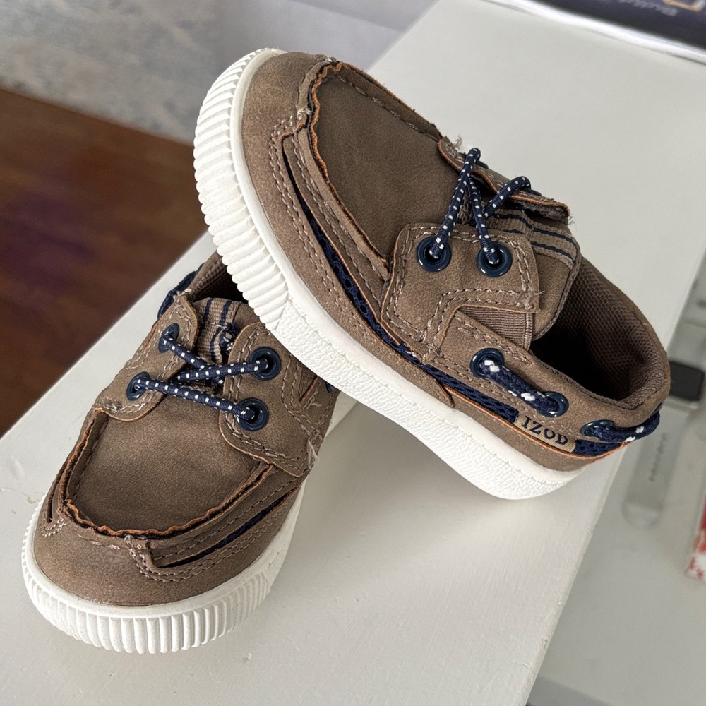 Izod Brown Kids Boat Shoes. Size 6